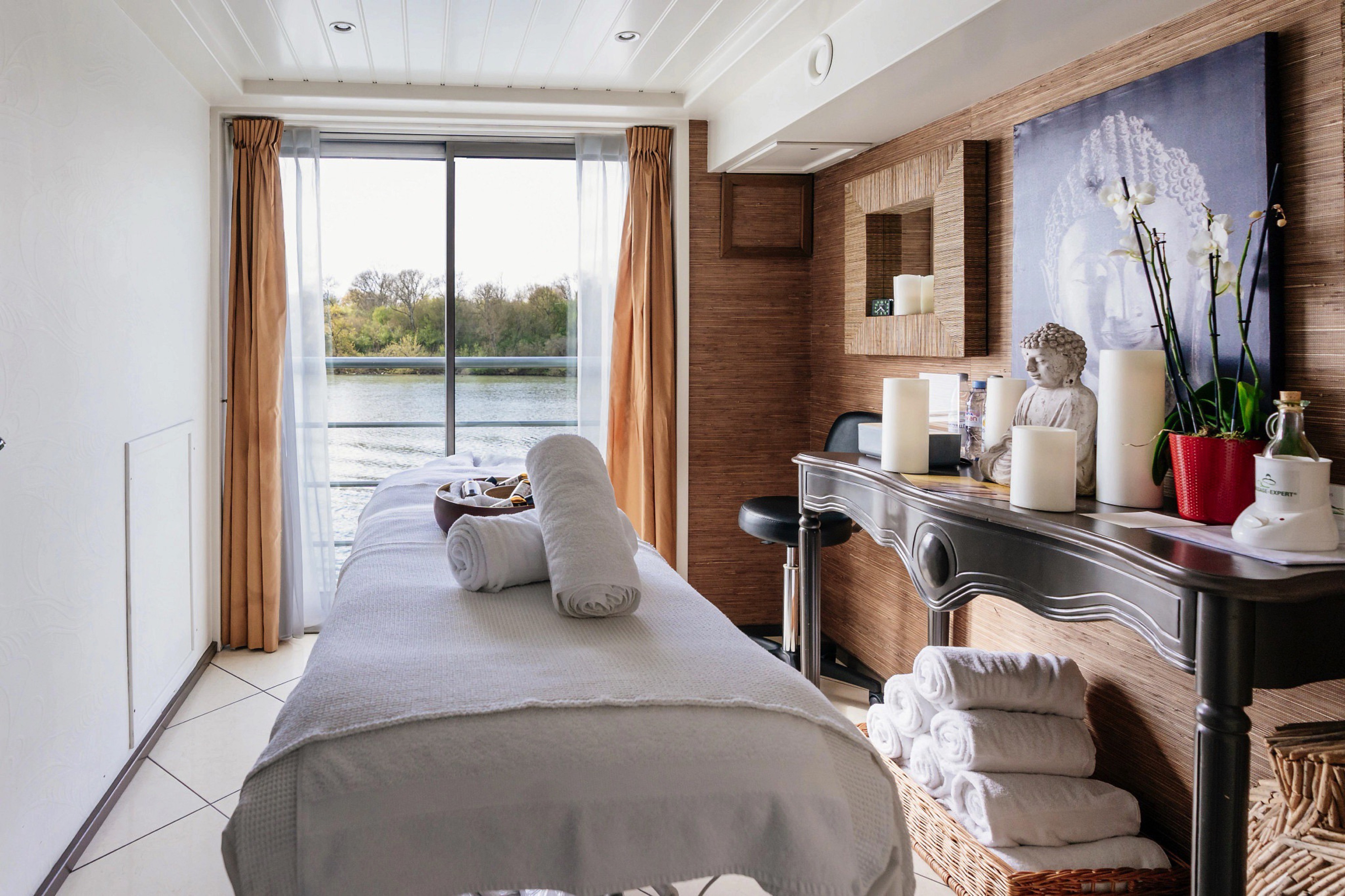 ©AmaWaterways AmaCello Interior Spa.jpg